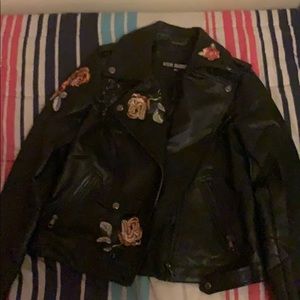 Amazing leather jacket with floral details